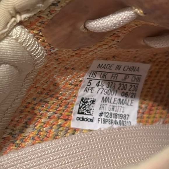 Yeezy sneakers - Picture 6 of 8